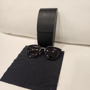 Prada women sunglasser like new